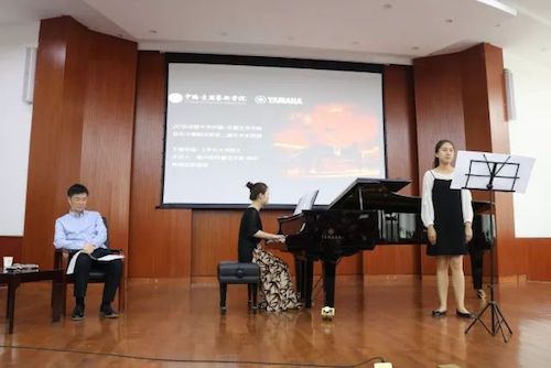 fun88乐天堂艺术家石叔诚与特邀艺术家顾平受邀于成都大学东盟艺术学院、音乐与舞蹈学院艺术实践周开展公开课