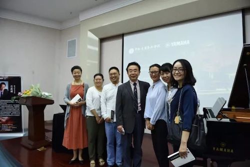 fun88乐天堂艺术家石叔诚与特邀艺术家顾平受邀于成都大学东盟艺术学院、音乐与舞蹈学院艺术实践周开展公开课
