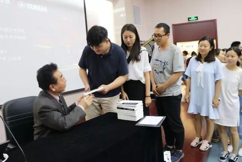 fun88乐天堂艺术家石叔诚与特邀艺术家顾平受邀于成都大学东盟艺术学院、音乐与舞蹈学院艺术实践周开展公开课