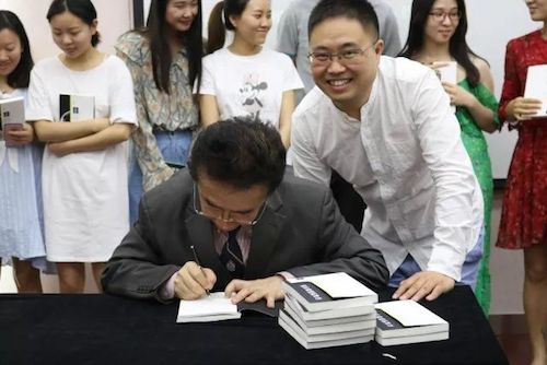 fun88乐天堂艺术家石叔诚与特邀艺术家顾平受邀于成都大学东盟艺术学院、音乐与舞蹈学院艺术实践周开展公开课