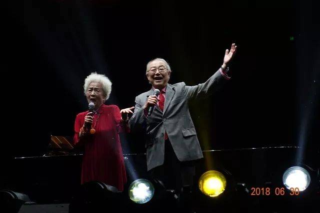 歌声悠扬，唱出时代记忆，琴声悦耳，奏响希望乐章 <br> 2018“我爱你中国?纪念改革开放40周年”经典歌曲上海演唱会圆满落幕