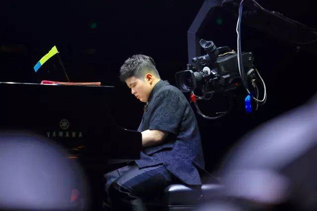 歌声悠扬，唱出时代记忆，琴声悦耳，奏响希望乐章 <br> 2018“我爱你中国?纪念改革开放40周年”经典歌曲上海演唱会圆满落幕