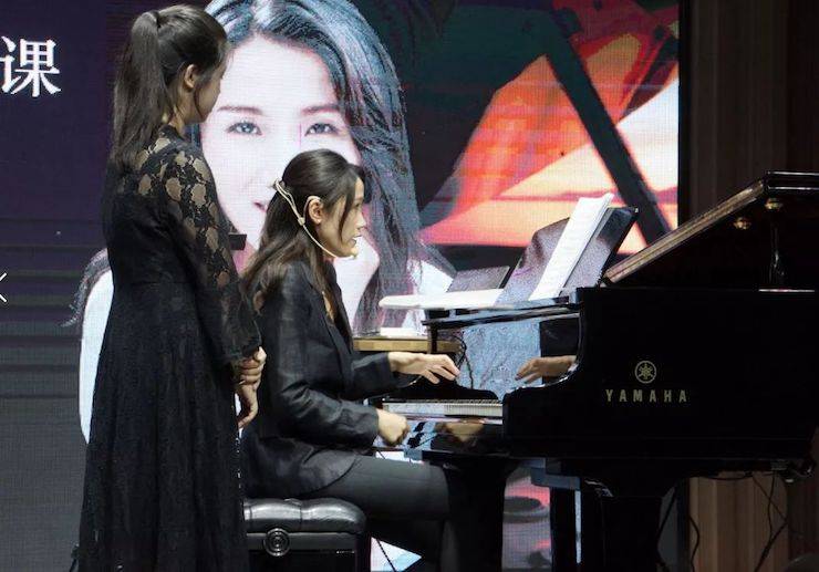 科技推动音乐教育创新，张希教授《古典主义时期钢琴奏鸣曲的演绎》公开课圆满成功